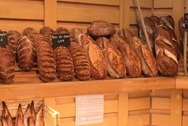 Полки с хлебом в Le Grenier à Pain