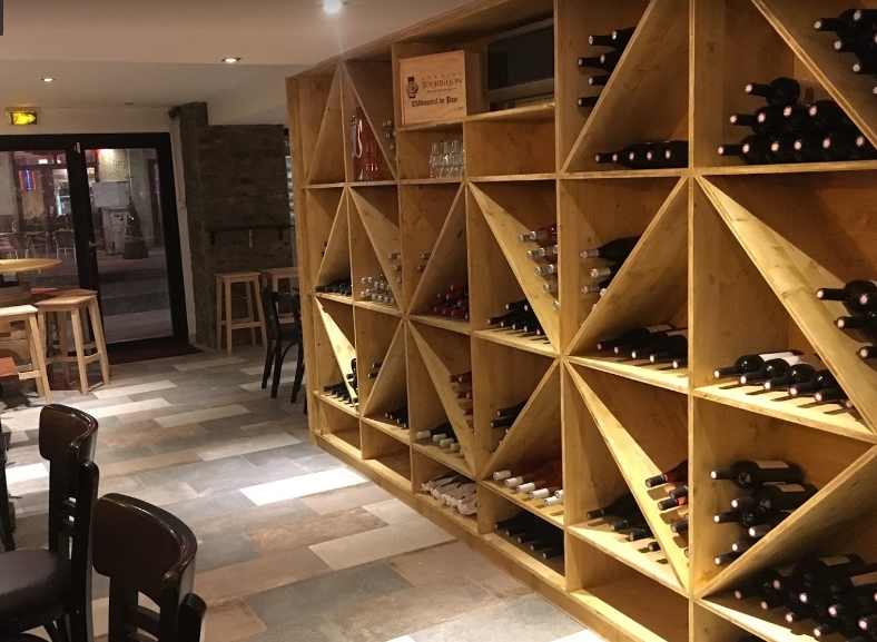 Полки с вином в Wine Bar Avignon